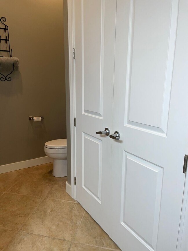 Building Photo - Stunning 2-Bed, 2-Bath Condo for Rent – Pr...