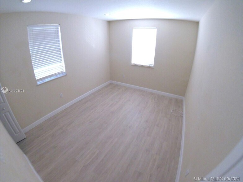 Building Photo - 990 NW 99th Ct