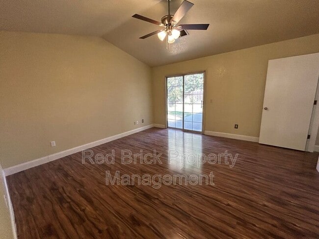 Building Photo - 1061 E Donna Dr