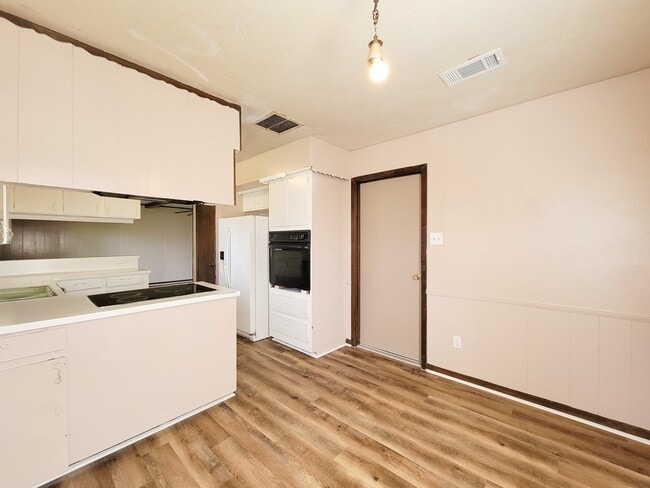 Building Photo - 2114 Yorktown Ct N
