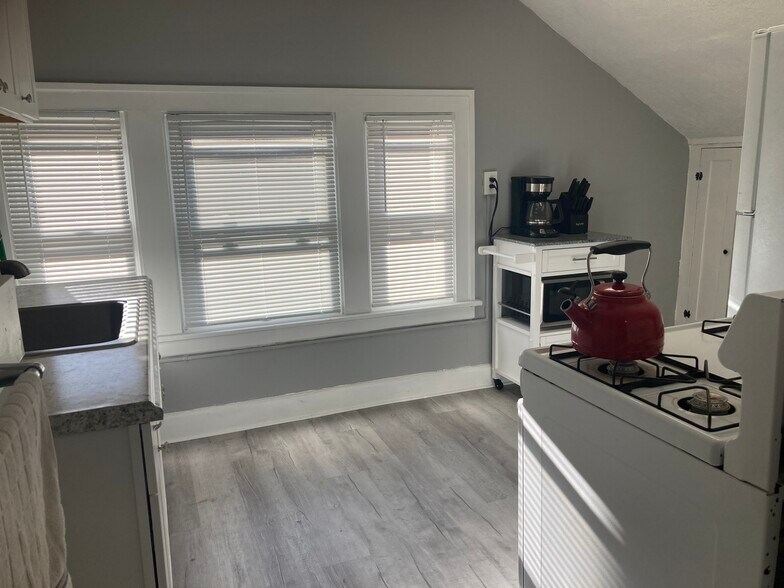 Kitchen - 10147 Baltic Rd
