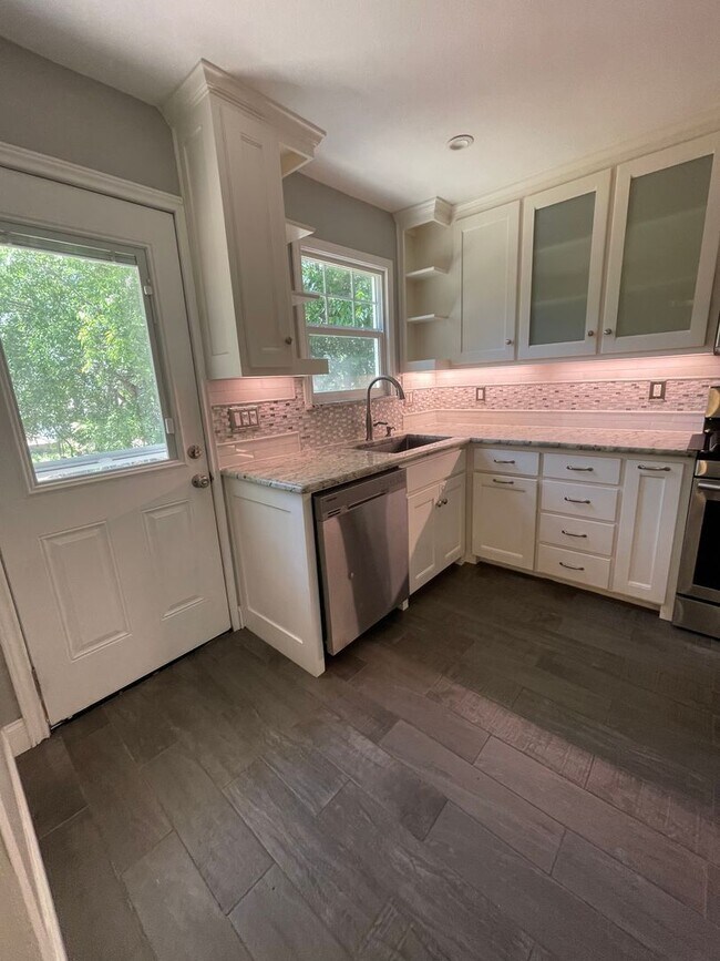 Building Photo - Beautifully updated 1948 Cottage with easy...