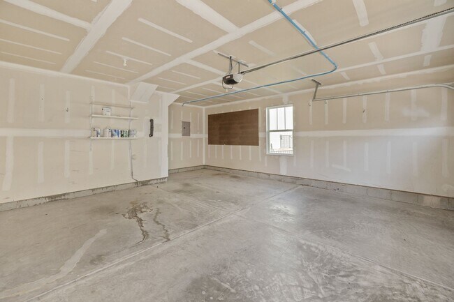 Building Photo - 4 Bedroom Home with Finished Flex Space Ab...