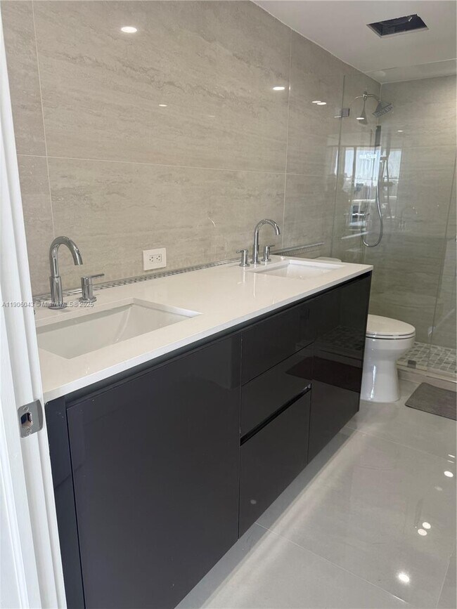 Building Photo - 3675 N Country Club Dr