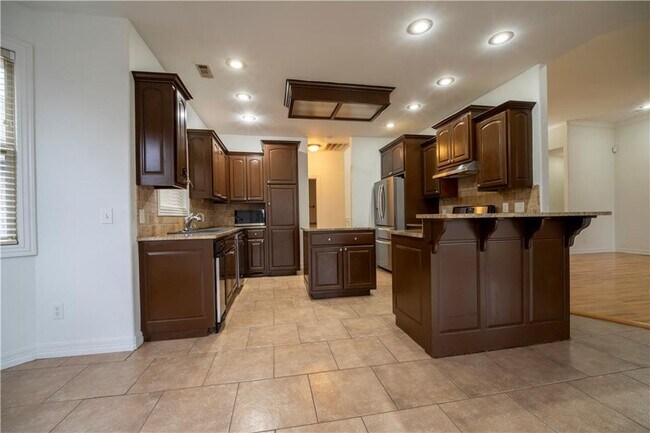 Building Photo - 4604 SW Swinton Dr