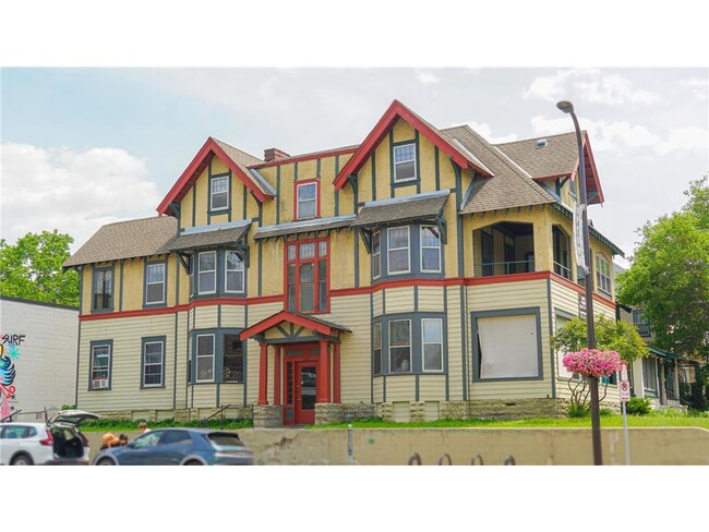 Building Photo - 1721 W Lake St