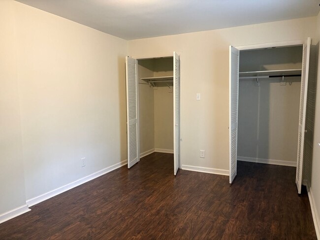 Building Photo - 4 bedroom, 2 bathroom House in Greensboro!