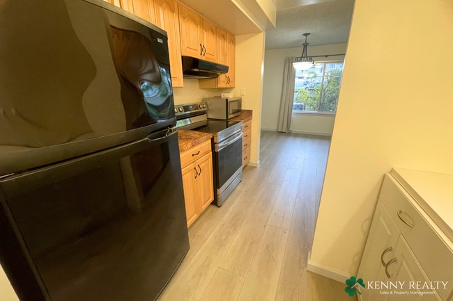 Building Photo - Updated 3 Bedroom Condo in South San Francisco