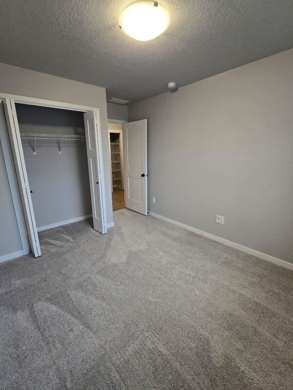 Building Photo - 300 SE Red Fern Dr