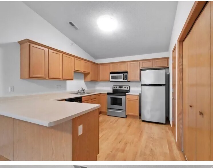 Building Photo - 1000 Duchess Dr