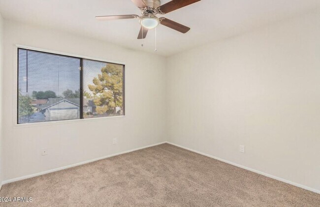 Building Photo - Spacious 4BR Townhome in Phoenix