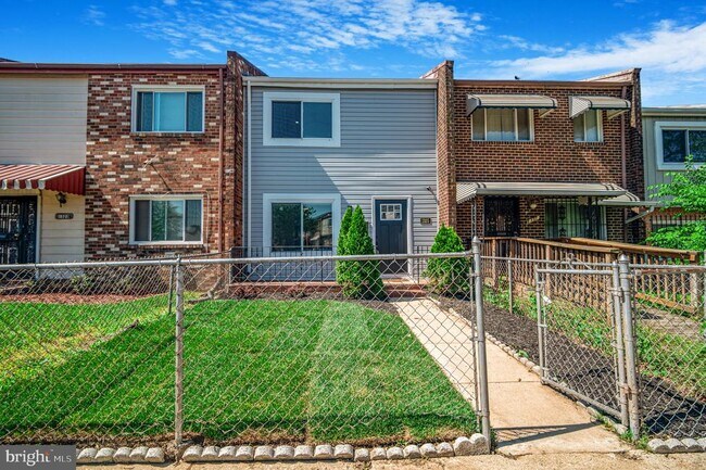 Building Photo - 1325 Barnaby Terrace SE