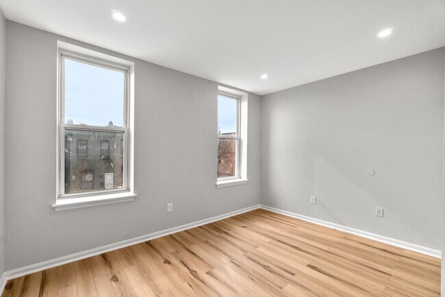 Building Photo - 2526 E Fayette St