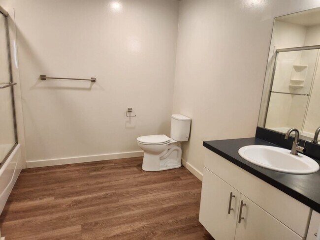 Building Photo - Ground Floor, Corner Unit 2 Bed/2 Bath Flat - This is a specially designed ADA Unit