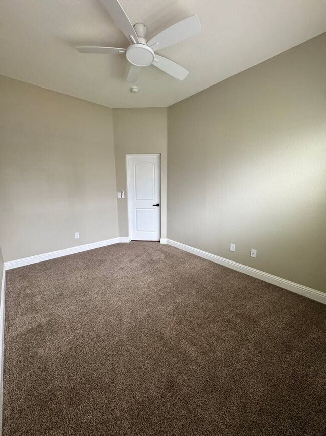 Building Photo - Beautiful home located in a desirable Rose...