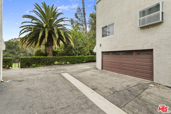 Building Photo - 9351 Via Crema