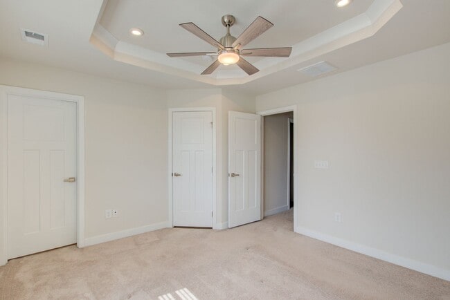 Building Photo - Like New End Unit Townhome, 3 Bed 2.5 Bath