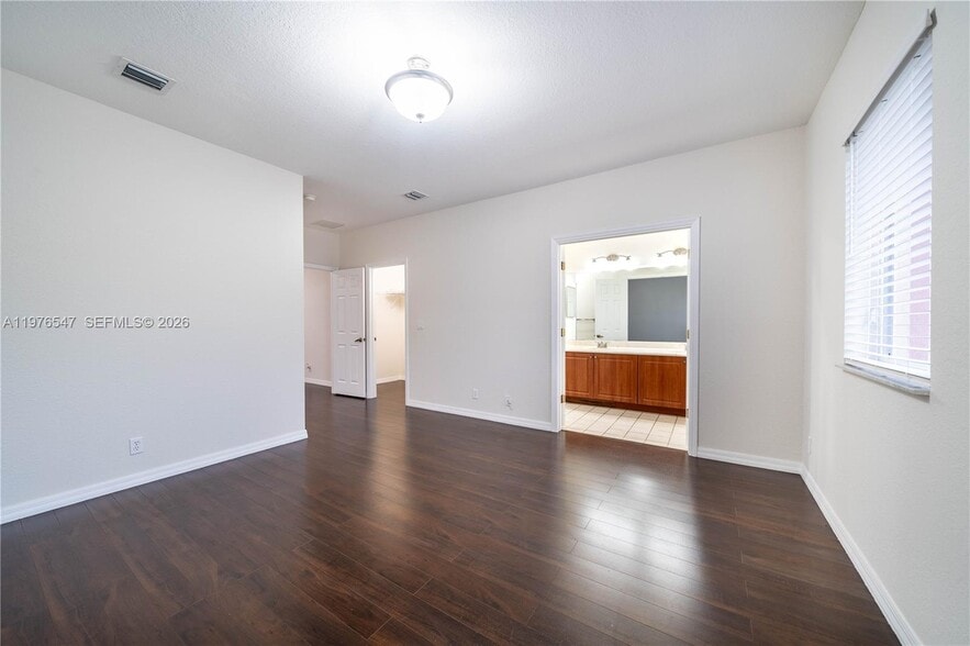 Building Photo - 5327 SW 40th Ave