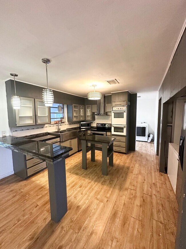 Building Photo - 3 Bedroom 2 Bathroom Ready to Rent