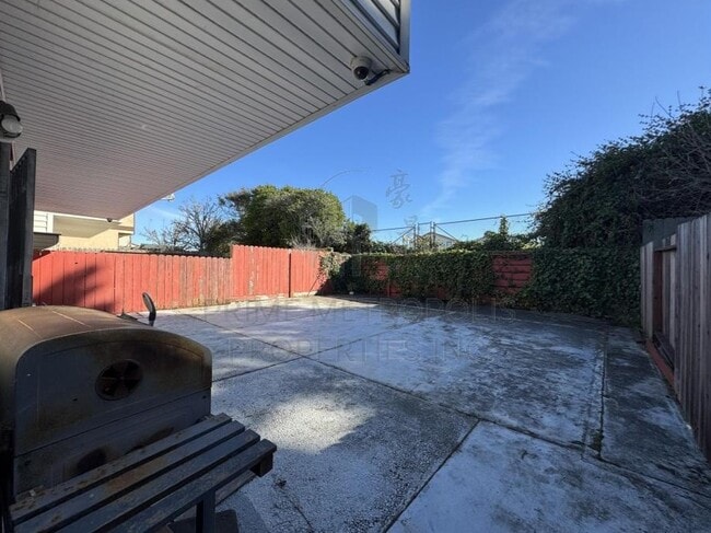 Building Photo - 60 Surrey Ct