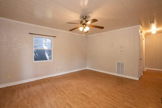 Building Photo - Two Bedroom Home