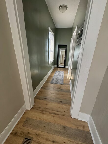 Building Photo - 900 Clarks Ln