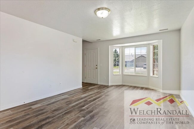 Building Photo - Beautiful 3 Bed 1.5 Bath Townhome in Ogden