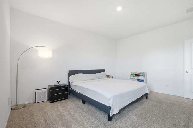 Building Photo - 1106 Cattail Ln