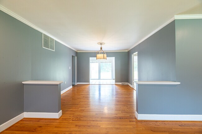 Building Photo - 1719 Scenic Dr