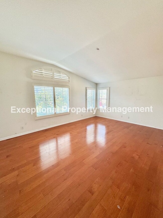 Building Photo - Ready to move in 4 bedroom 4 bath home!