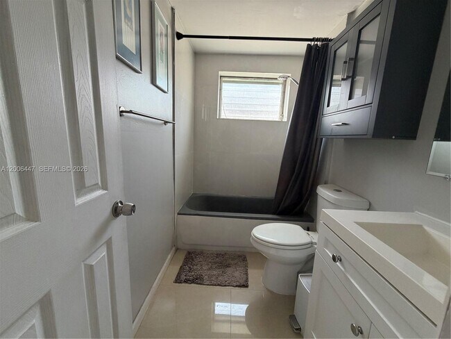 Building Photo - 1430 NE 170th St