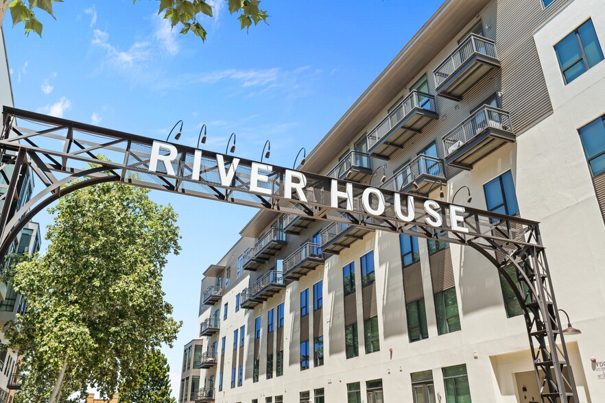 Building Photo - River House