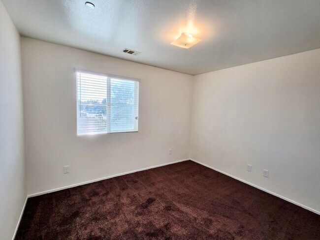 Building Photo - Newer 5 Bedroom home in quiet Lancaster co...