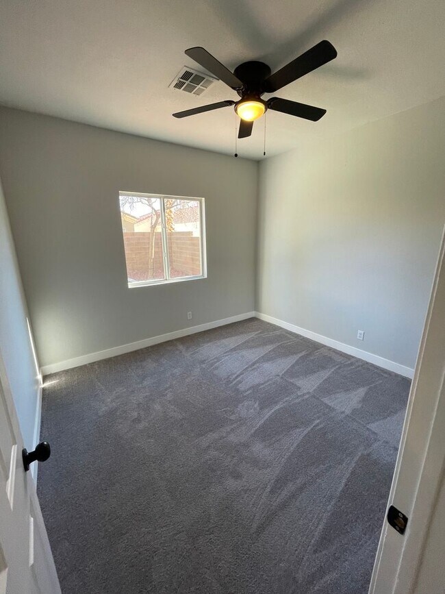 Building Photo - Beautiful 4 bedroom home located in the Sh...