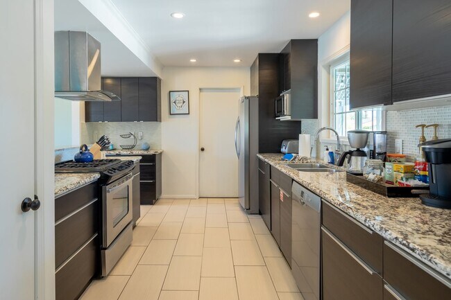 Building Photo - Family-Friendly Oasis in North Palm Springs