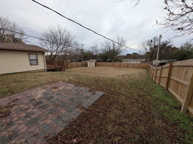 Building Photo - 906 Parkview Dr