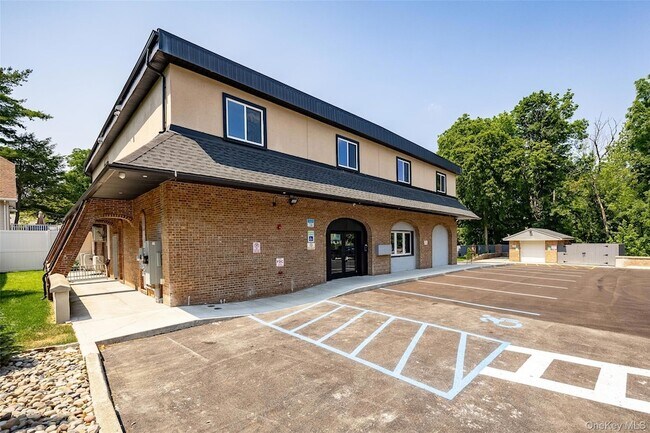 Building Photo - 126 Innis Ave
