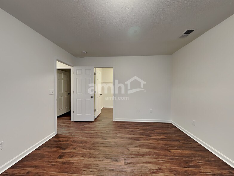 Building Photo - 200 Kingscreek Dr