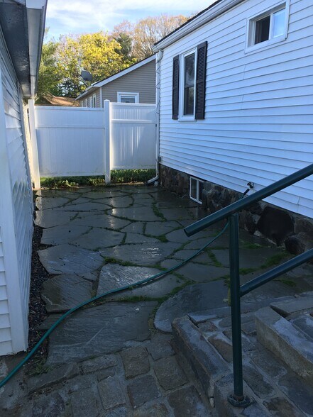 Building Photo - 11 Adams Ct