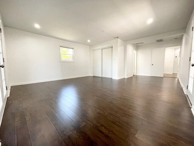 Building Photo - 5457 Beck Ave
