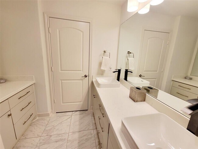 Building Photo - 426 Isolde Dr