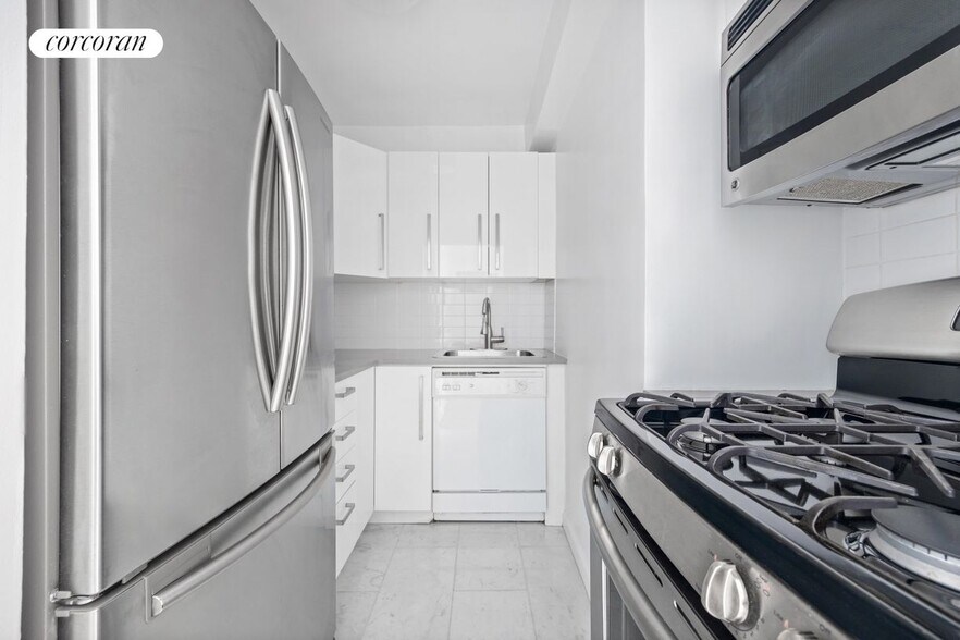 Building Photo - 9 E 56th St