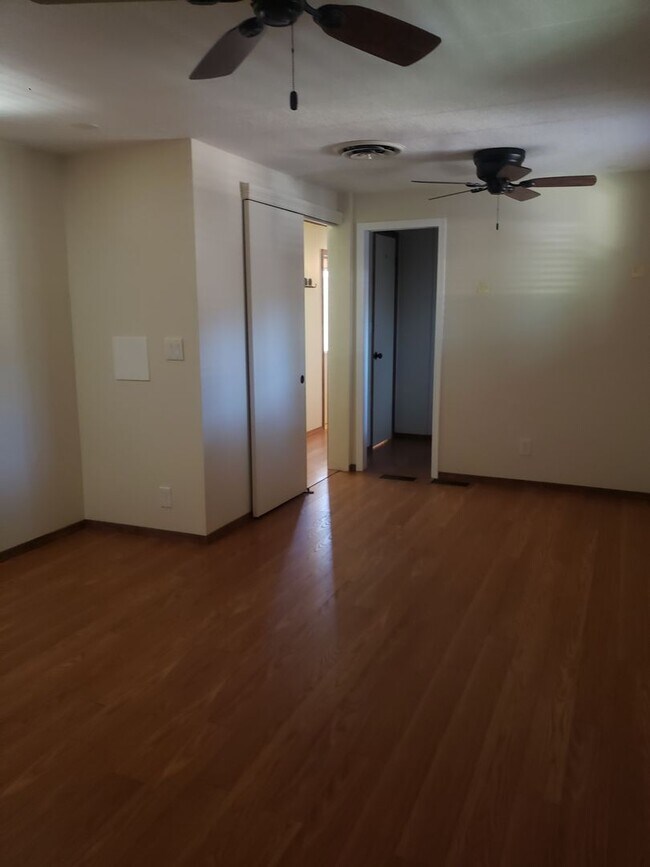 Building Photo - Adorable 2 bed / 1.5 bath with 1 car garage