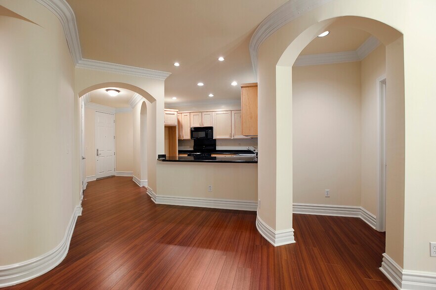 Building Photo - 12745 Moorpark St