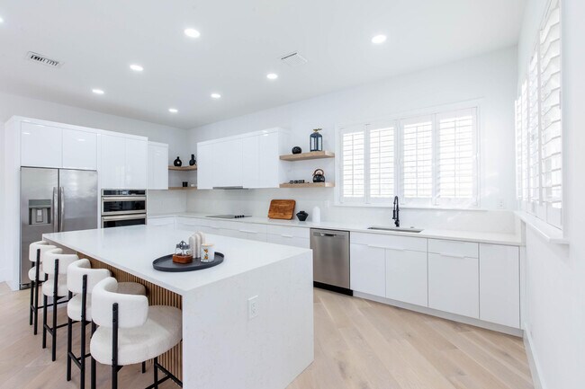 Building Photo - 2443 Players Ct