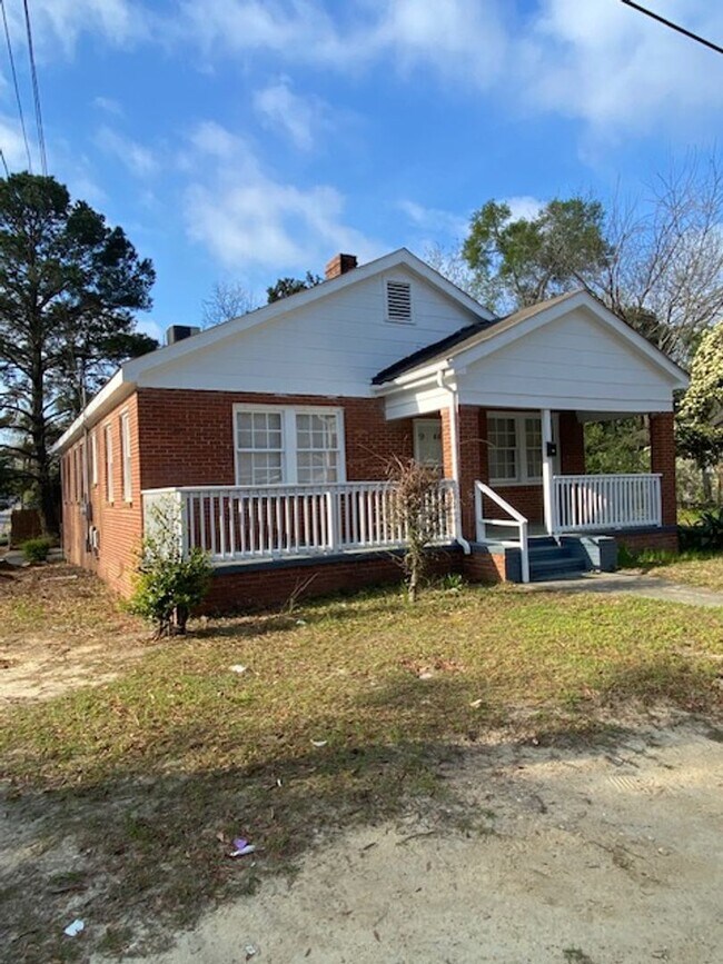 Building Photo - Located near Schools and Shopping. Ask about our "Move-In-Special".