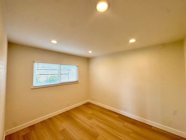 Building Photo - Updated 2 Bed, 1 Bath Home with Detached Office Space