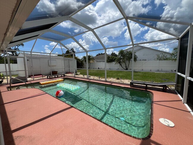 Building Photo - FURNISHED SHORT TERM SEASONAL RENTAL - 2 Bed / 2 Bath - Single Family, Pool Home (Heated) - $3,30...