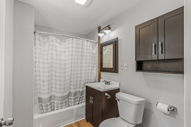 Building Photo - 921 20th Ave NE