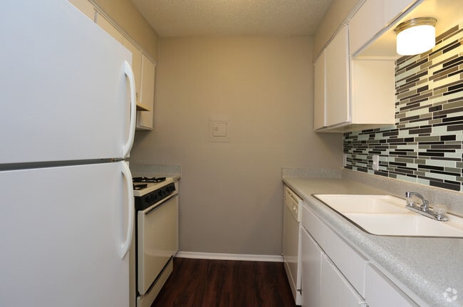 1BDx1BA - 1000 Mary Apartment Homes